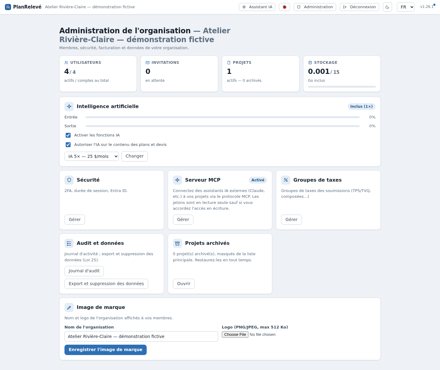 Tableau Administration de l'organisation fictive montrant comptes actifs, invitations, projets, stockage, options IA, sécurité, MCP, taxes et abonnement sans données réelles.